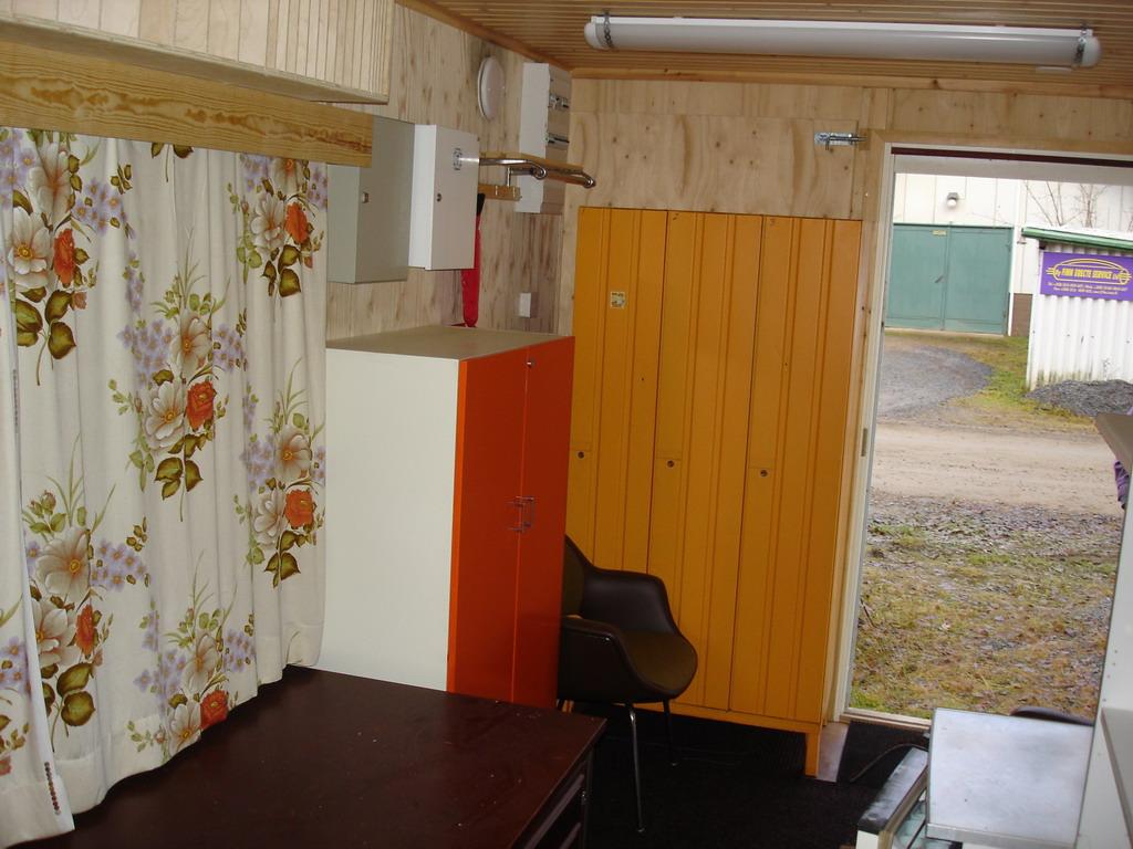 Täysin varusteltu työmaa toimistokontti